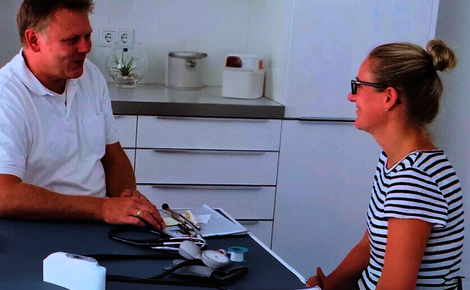 Arzt im Gespräch mit Patientin