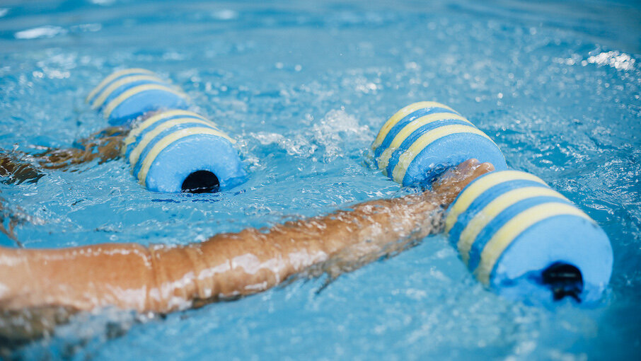Hantel-Aquafitness, Nahaufnahme im Wasser