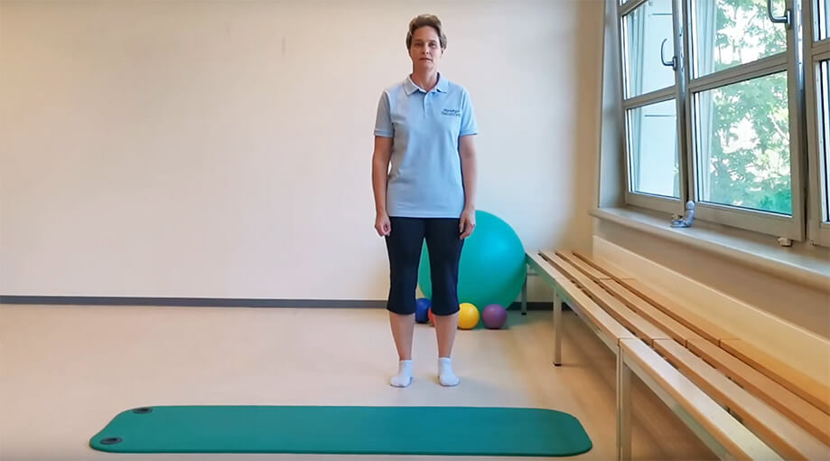 Frau steht im Gymnastikraum